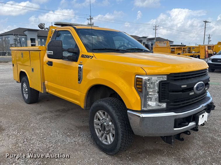 image for item ES5951 2019 Ford F350 Super Duty utility bed pickup truck