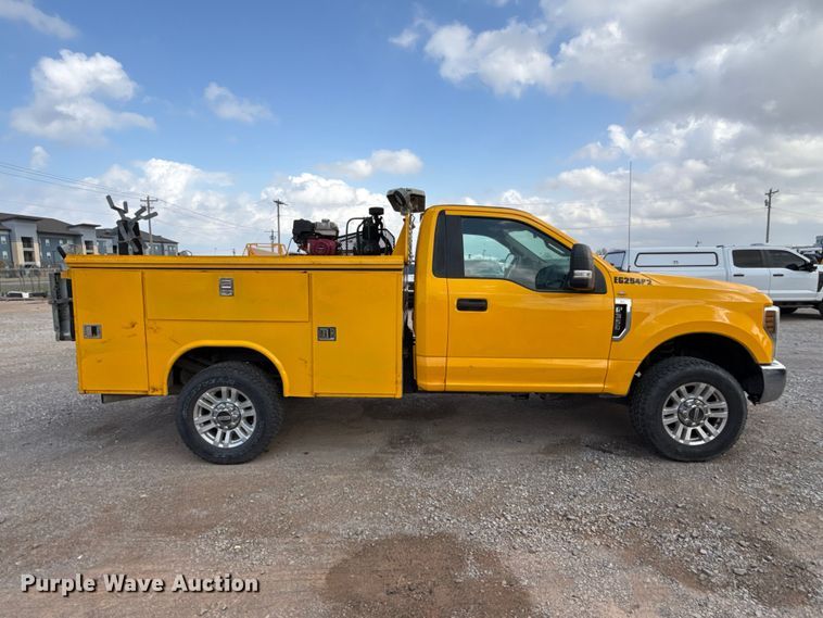 image for item ES5951 2019 Ford F350 Super Duty utility bed pickup truck