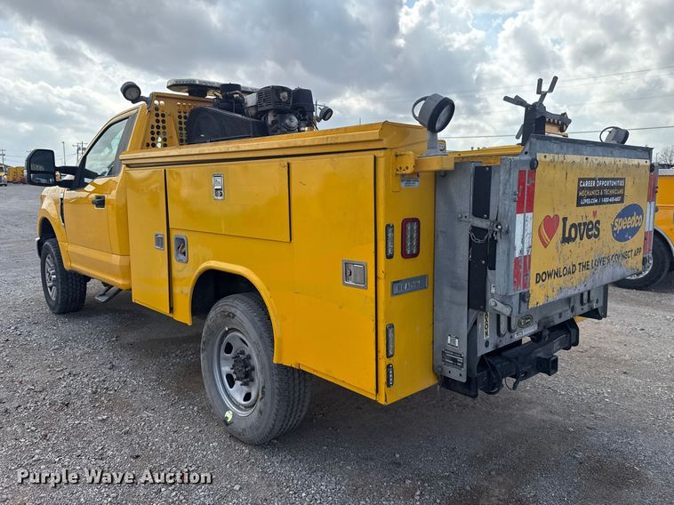 image for item ES5951 2019 Ford F350 Super Duty utility bed pickup truck