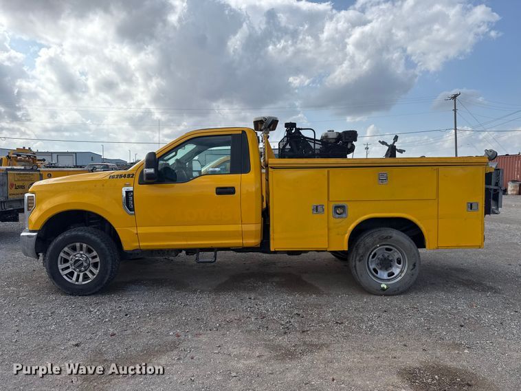 image for item ES5951 2019 Ford F350 Super Duty utility bed pickup truck