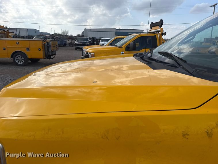 image for item ES5951 2019 Ford F350 Super Duty utility bed pickup truck