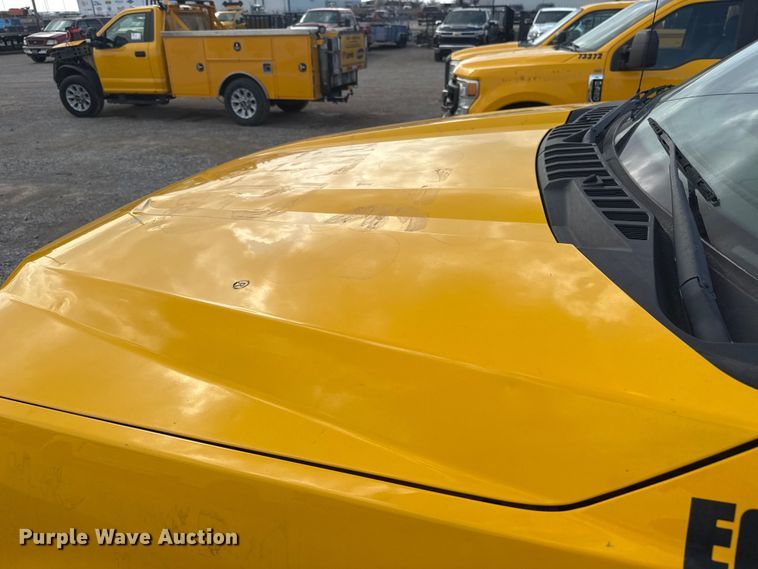 image for item ES5951 2019 Ford F350 Super Duty utility bed pickup truck