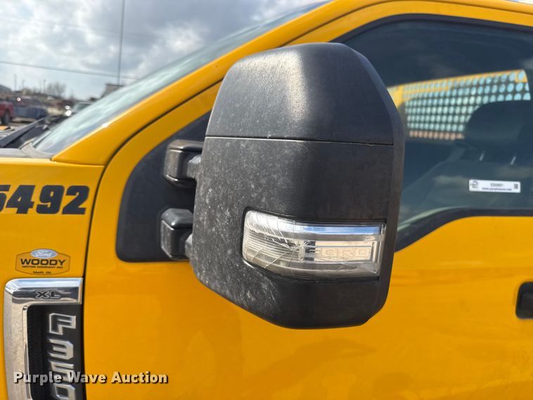 image for item ES5951 2019 Ford F350 Super Duty utility bed pickup truck