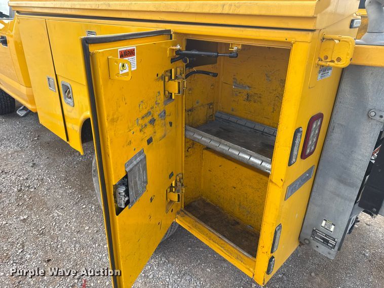 image for item ES5951 2019 Ford F350 Super Duty utility bed pickup truck