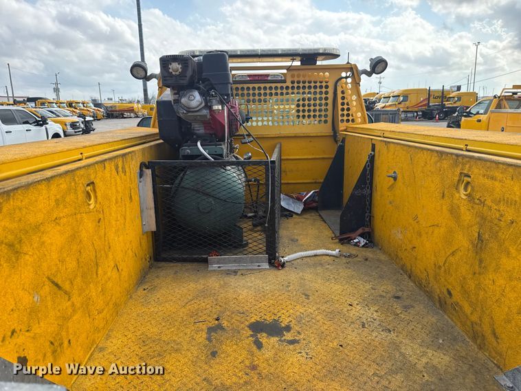 image for item ES5951 2019 Ford F350 Super Duty utility bed pickup truck