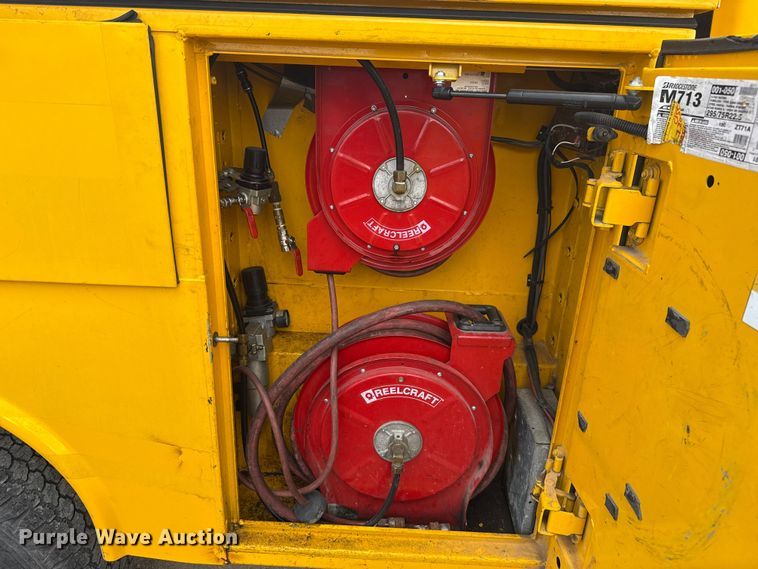 image for item ES5951 2019 Ford F350 Super Duty utility bed pickup truck