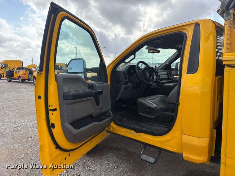 image for item ES5951 2019 Ford F350 Super Duty utility bed pickup truck