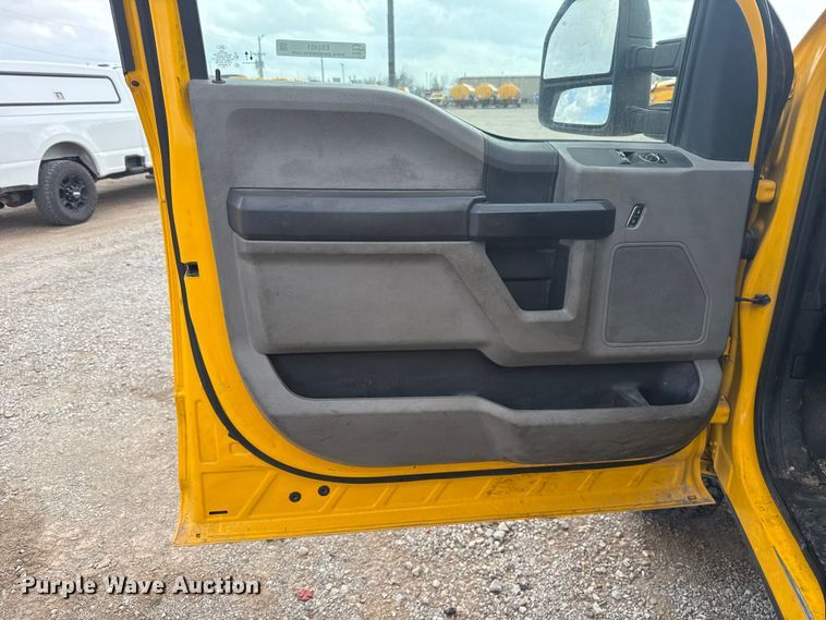 image for item ES5951 2019 Ford F350 Super Duty utility bed pickup truck