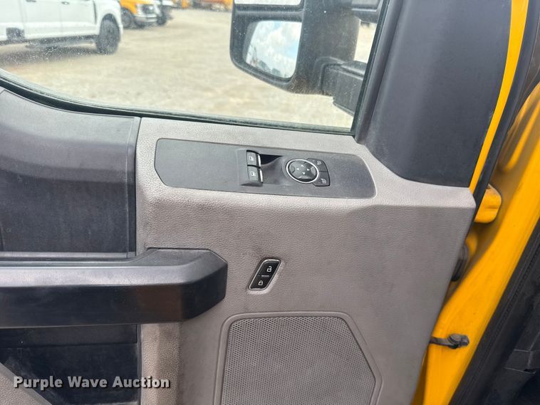 image for item ES5951 2019 Ford F350 Super Duty utility bed pickup truck