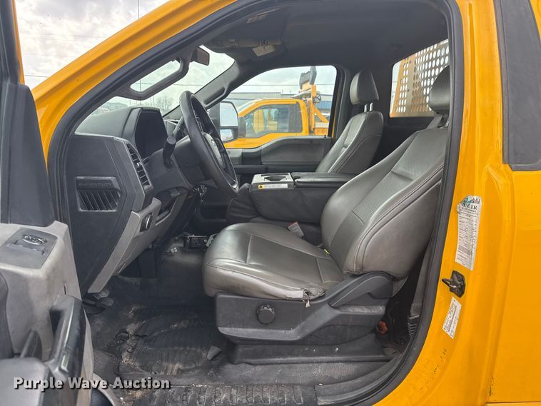 image for item ES5951 2019 Ford F350 Super Duty utility bed pickup truck