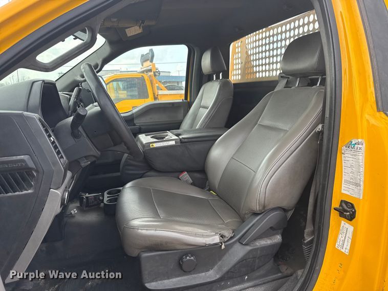 image for item ES5951 2019 Ford F350 Super Duty utility bed pickup truck