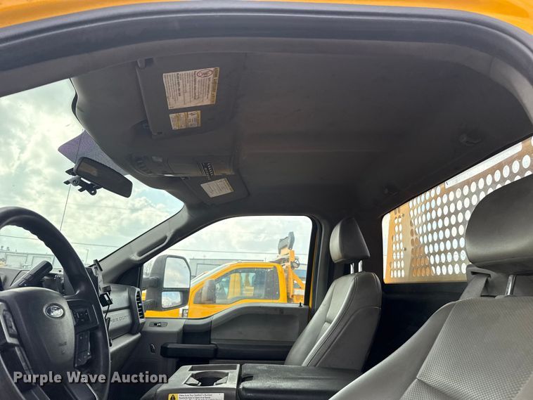 image for item ES5951 2019 Ford F350 Super Duty utility bed pickup truck