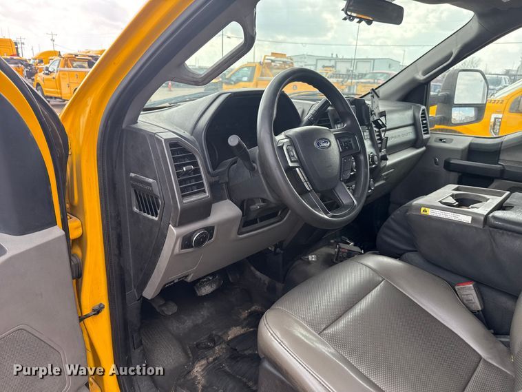 image for item ES5951 2019 Ford F350 Super Duty utility bed pickup truck