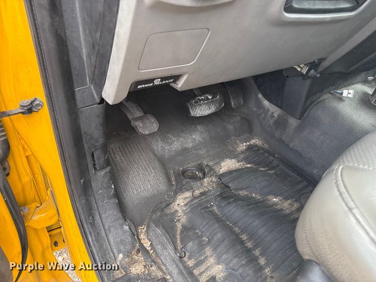 image for item ES5951 2019 Ford F350 Super Duty utility bed pickup truck