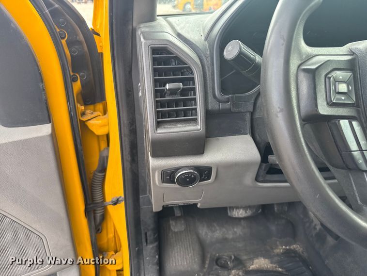 image for item ES5951 2019 Ford F350 Super Duty utility bed pickup truck