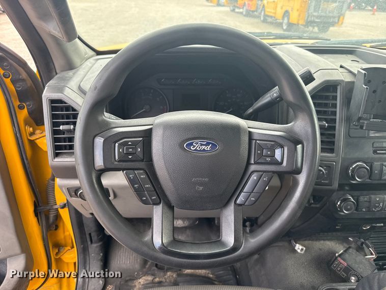 image for item ES5951 2019 Ford F350 Super Duty utility bed pickup truck