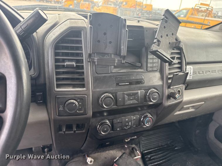 image for item ES5951 2019 Ford F350 Super Duty utility bed pickup truck