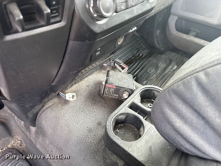 image for item ES5951 2019 Ford F350 Super Duty utility bed pickup truck