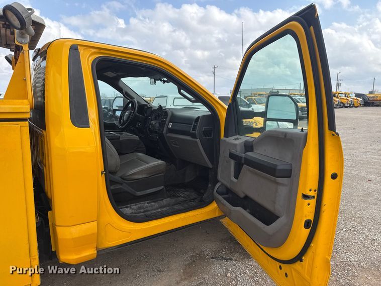 image for item ES5951 2019 Ford F350 Super Duty utility bed pickup truck