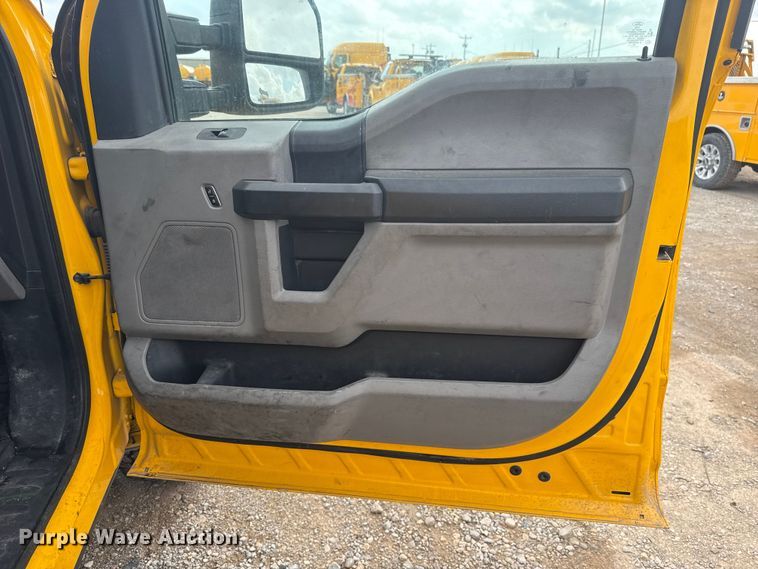 image for item ES5951 2019 Ford F350 Super Duty utility bed pickup truck