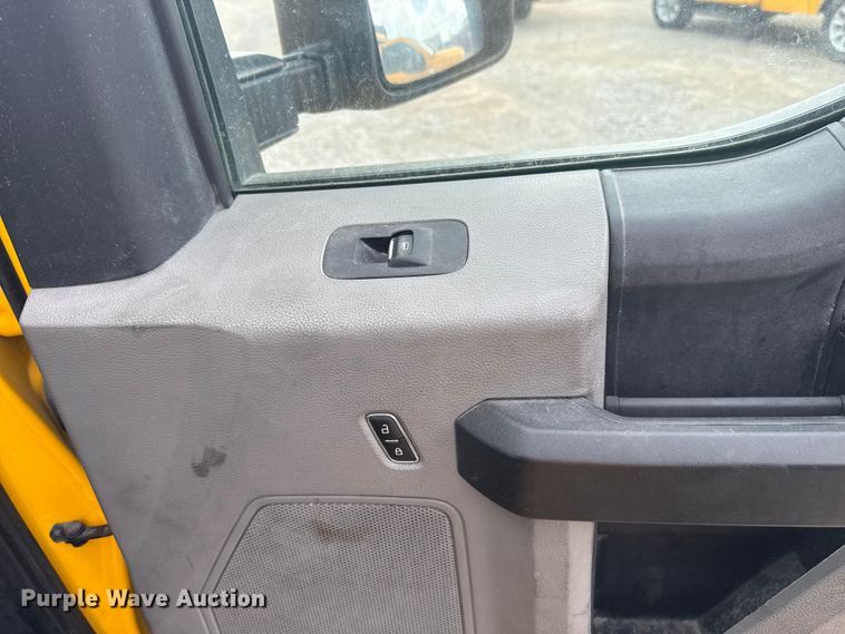 image for item ES5951 2019 Ford F350 Super Duty utility bed pickup truck