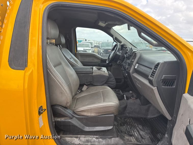 image for item ES5951 2019 Ford F350 Super Duty utility bed pickup truck