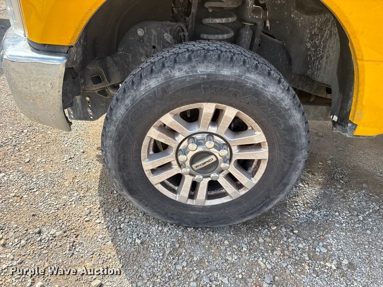 image for item ES5951 2019 Ford F350 Super Duty utility bed pickup truck