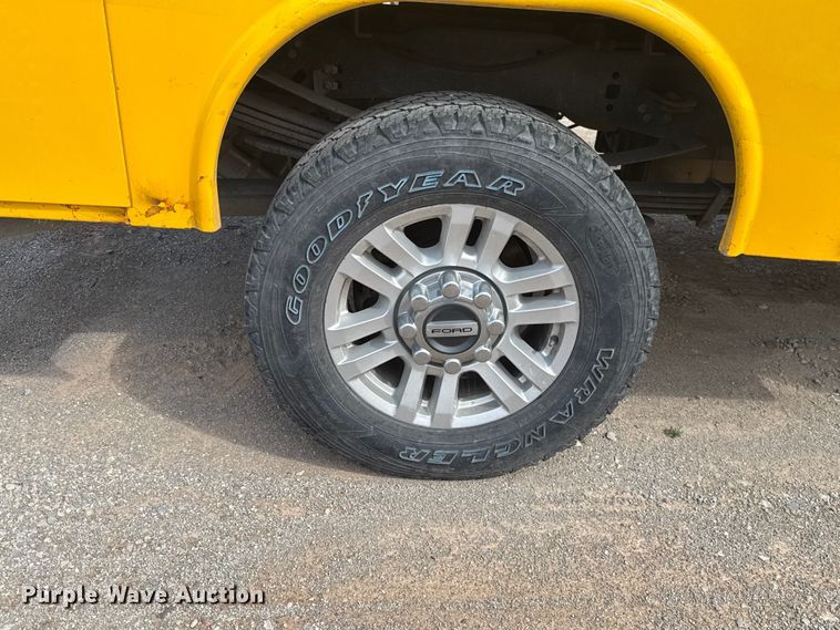 image for item ES5951 2019 Ford F350 Super Duty utility bed pickup truck