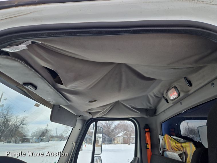 image for item ET1213 2015 Freightliner M2 box truck