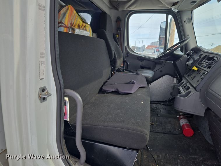 image for item ET1213 2015 Freightliner M2 box truck