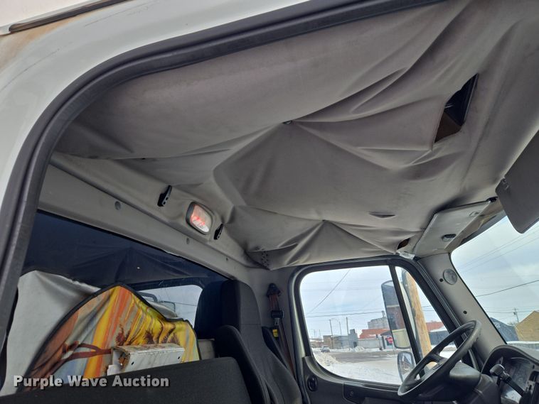 image for item ET1213 2015 Freightliner M2 box truck