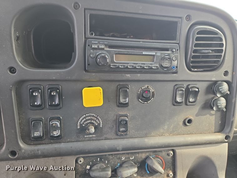 image for item ET1213 2015 Freightliner M2 box truck