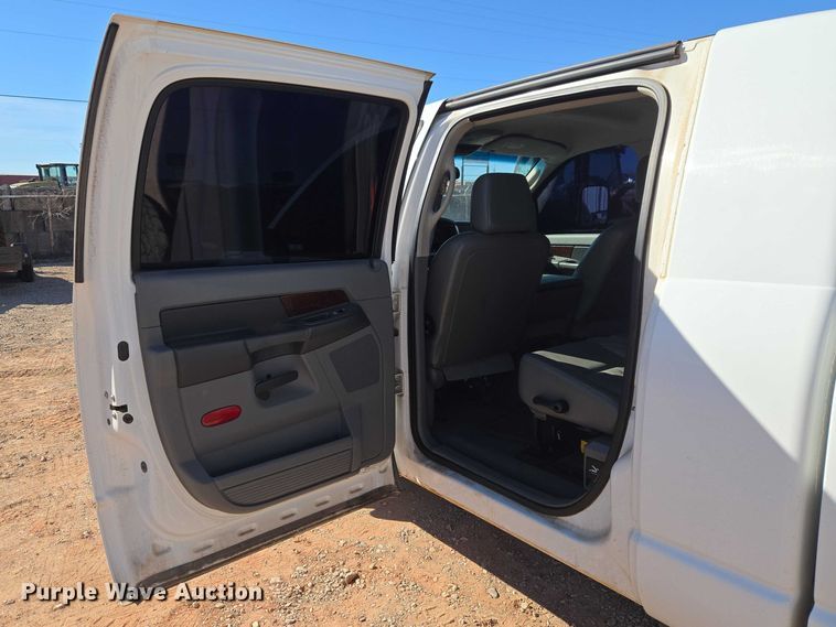 image for item ET1355 2008 Dodge Ram 2500 Crew Cab pickup truck