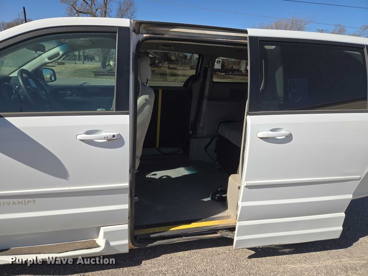 image for item ET1390 2017 Dodge Grand Caravan handicap accessible van