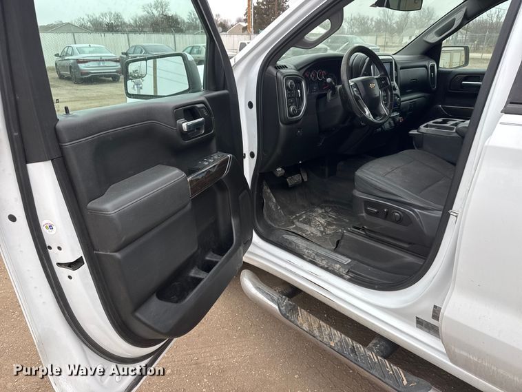 image for item ET1644 2020 Chevrolet Silverado 1500 Crew Cab pickup truck