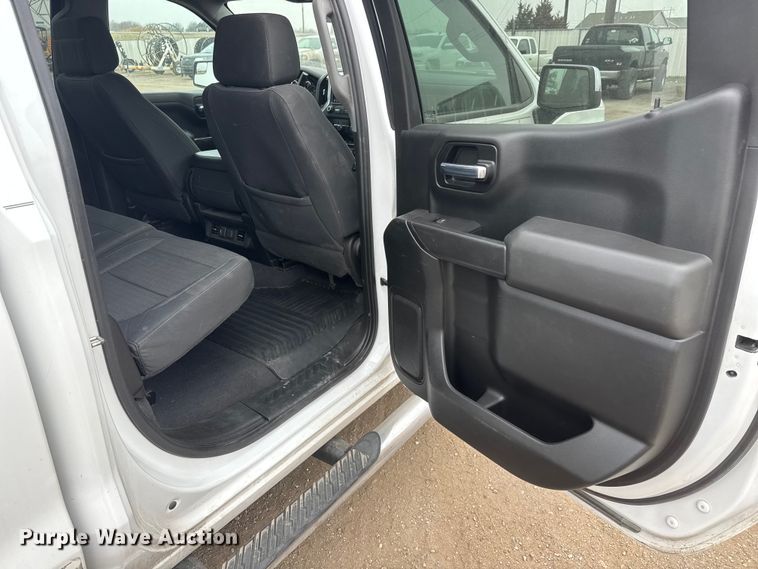 image for item ET1644 2020 Chevrolet Silverado 1500 Crew Cab pickup truck