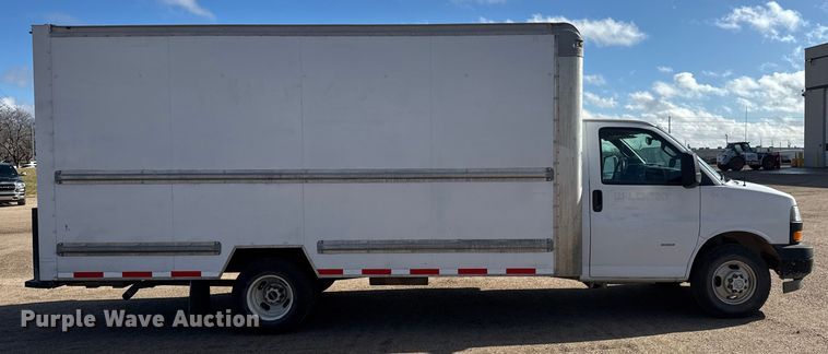 image for item ET4154 2019 GMC Savana 3500 box truck
