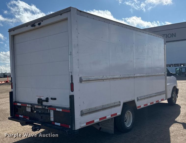 image for item ET4154 2019 GMC Savana 3500 box truck