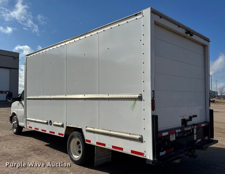 image for item ET4154 2019 GMC Savana 3500 box truck