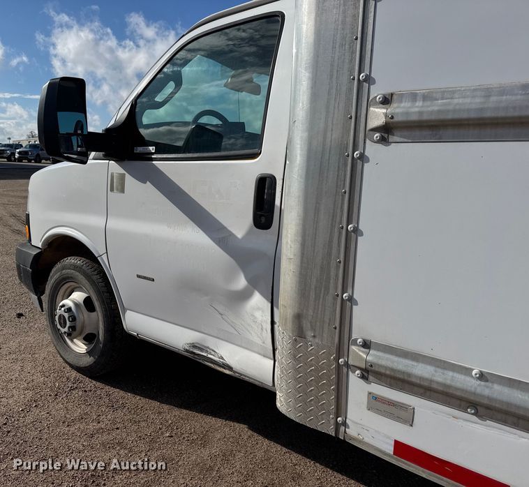 image for item ET4154 2019 GMC Savana 3500 box truck