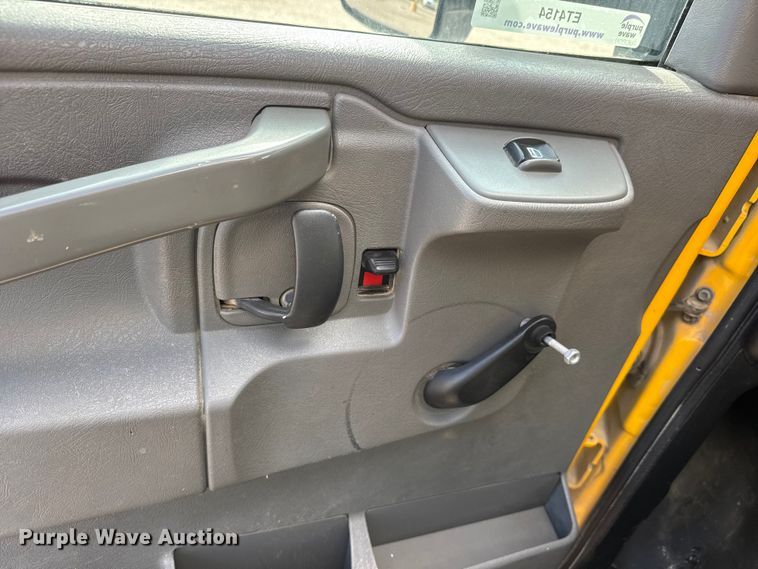 image for item ET4154 2019 GMC Savana 3500 box truck