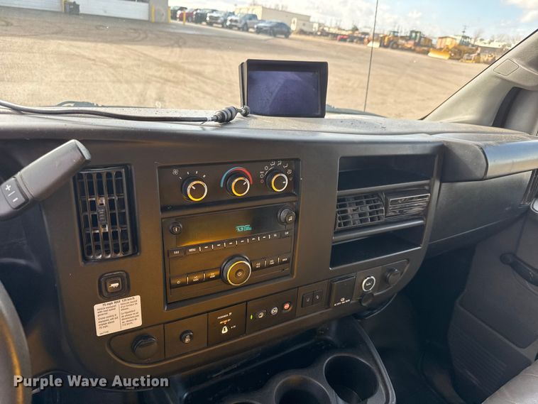 image for item ET4154 2019 GMC Savana 3500 box truck