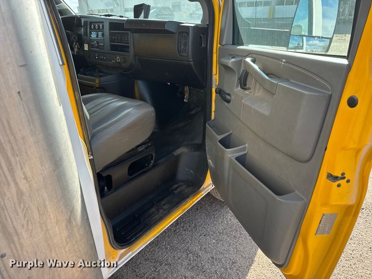 image for item ET4154 2019 GMC Savana 3500 box truck