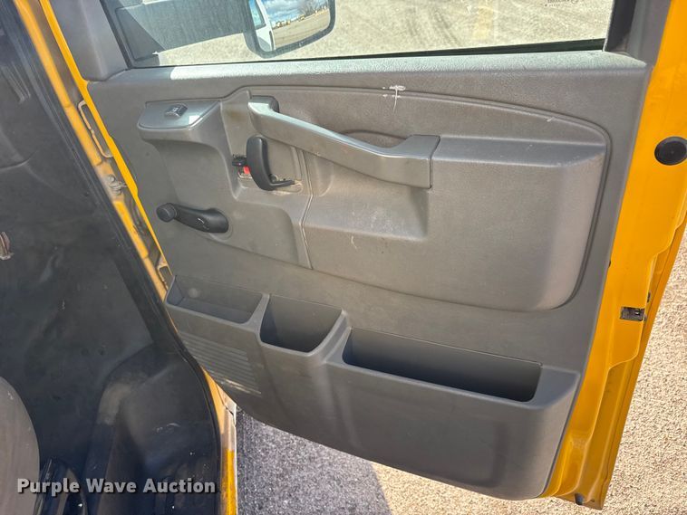 image for item ET4154 2019 GMC Savana 3500 box truck