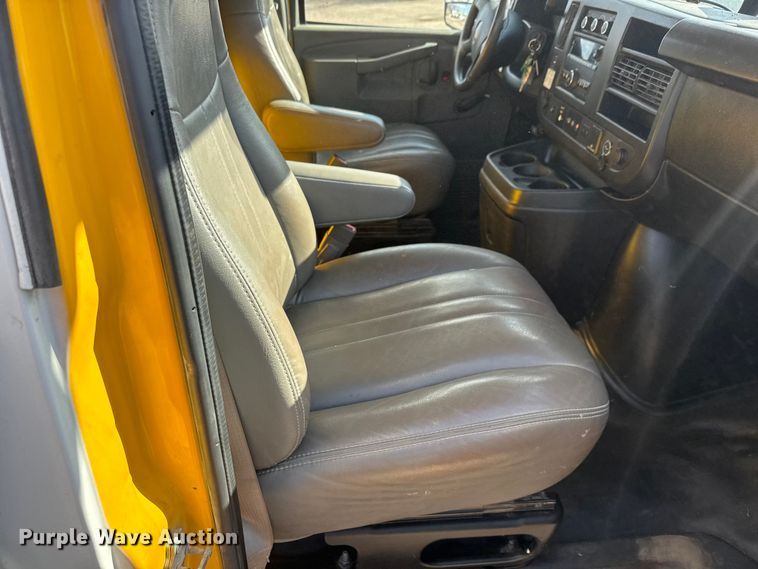 image for item ET4154 2019 GMC Savana 3500 box truck