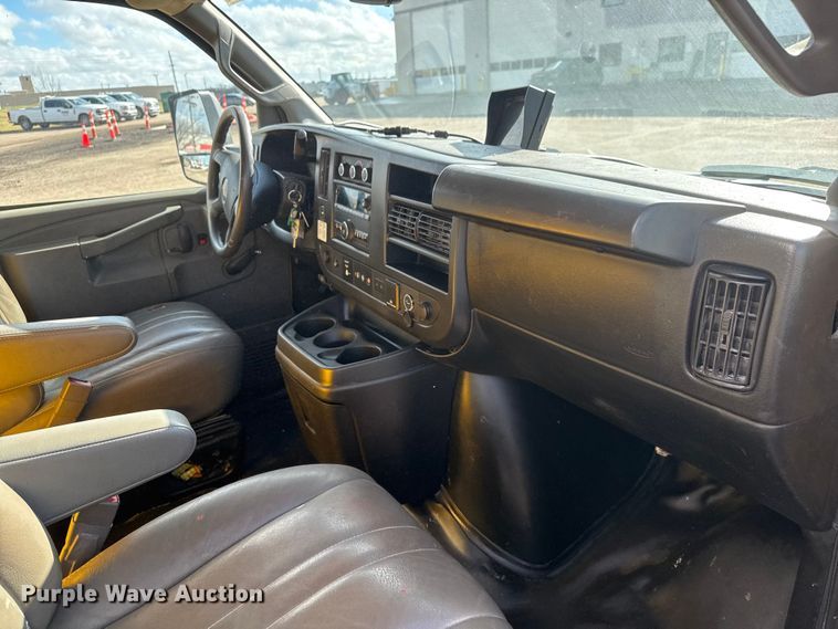 image for item ET4154 2019 GMC Savana 3500 box truck