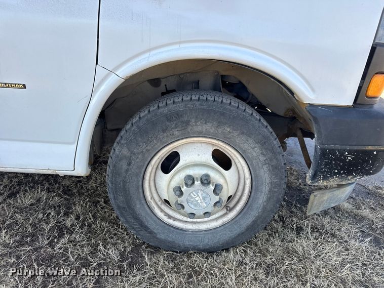 image for item ET4154 2019 GMC Savana 3500 box truck