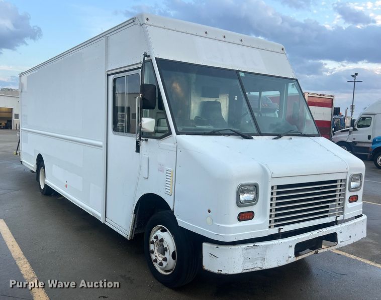 image for item ET6935 2015 Freightliner MT45 delivery truck