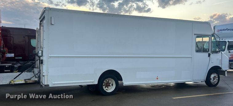 image for item ET6935 2015 Freightliner MT45 delivery truck