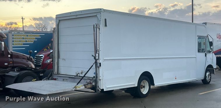 image for item ET6935 2015 Freightliner MT45 delivery truck